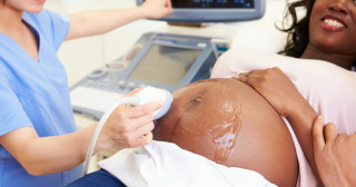 Grávida fazendo ultrassom