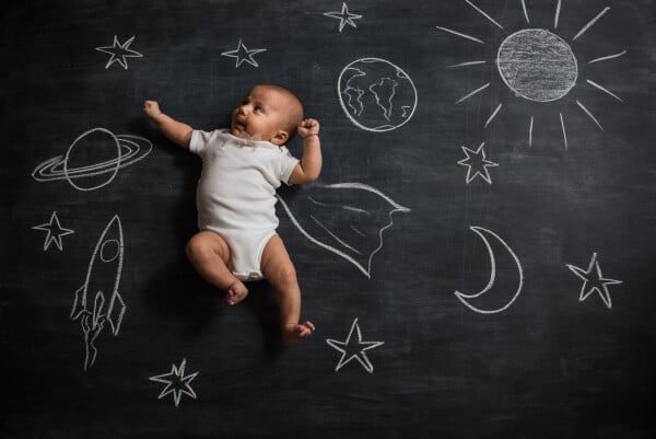 Bebê super-herói voando no espaço