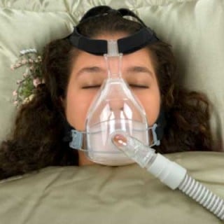 Mulher com máscara de CPAP