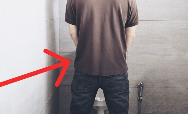 Homem urinando em pé