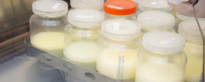 Frascos de leite humano para doação