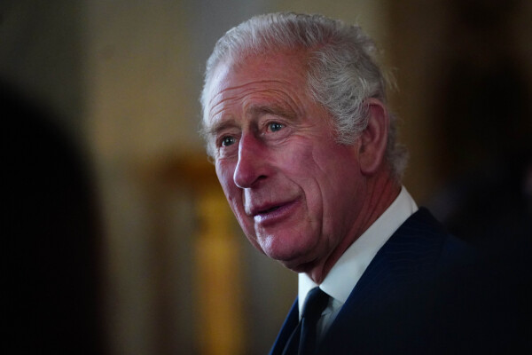 Rei Charles III durante uma recepção em Londres, na Inglaterra. Na imagem, é possível notar o rosto avermelhado, um dos sintomas de rosácea