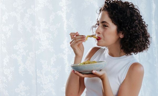 Mulher comendo macarrão