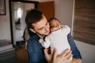 Homem segurando bebê no colo
