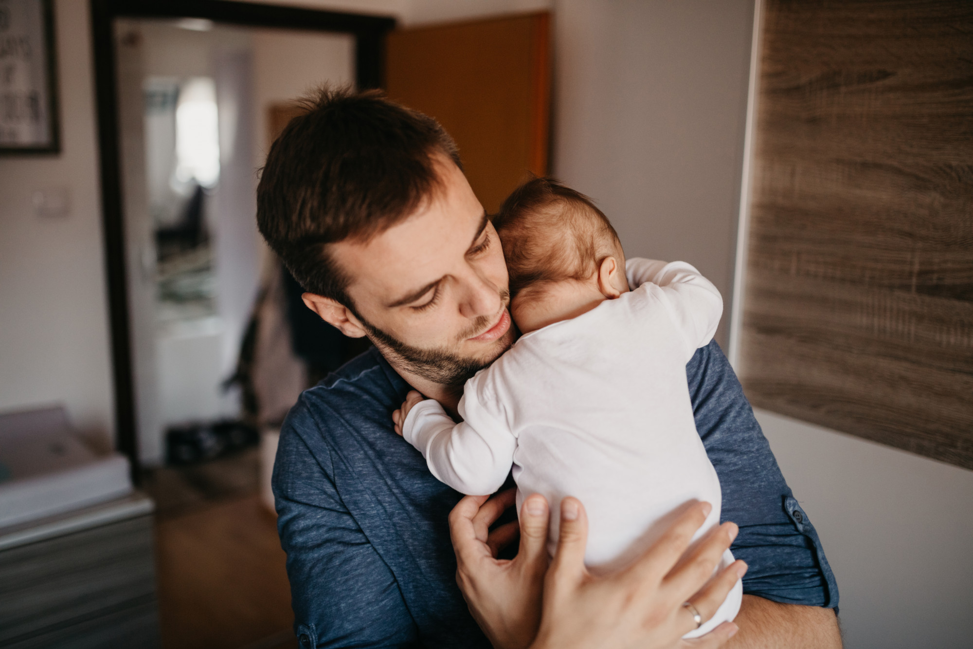 Parto normal aumenta sensibilidade da mãe ao choro do bebê, diz estudo