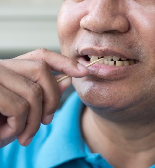 Usar palito de dente prejudica a saúde bucal - Foto: Shutterstock