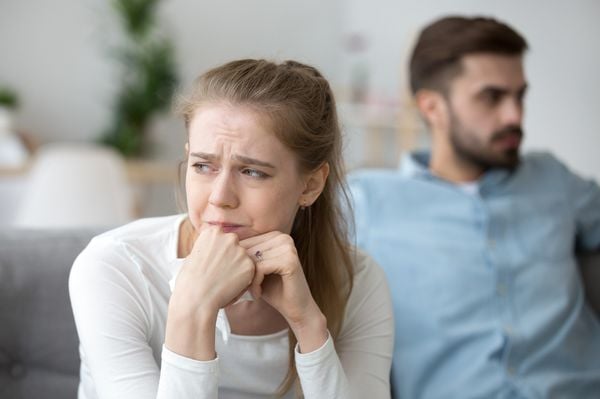 Casal hétero se desentendendo