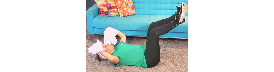 Treino com toalha: faça 2 exercícios em casa para definir bíceps, tríceps e barriga