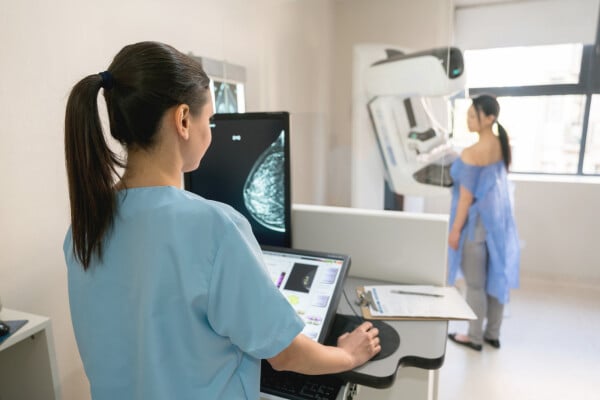 médica e paciente durante exame de mamografia