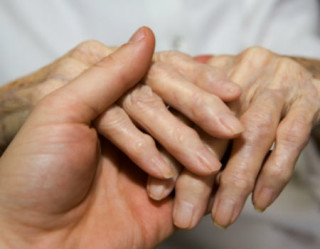 Mãos afetadas pela artrite reumatoide