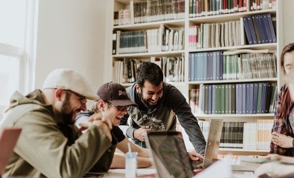 Jovens em um escritório