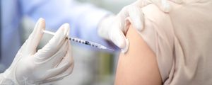 pessoa tomando vacina no braço
