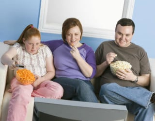 Uma hora de televisão por dia já aumenta risco de obesidade infantil