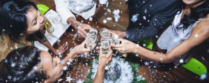 Amigos brindando taças de champanhe em festa de ano novo