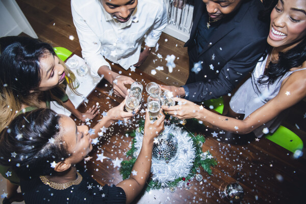 Amigos brindando taças de champanhe em festa de ano novo