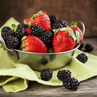 Morango e amora estão entre as frutas que combatem a dificuldade de ereção - Foto: Shutterstock