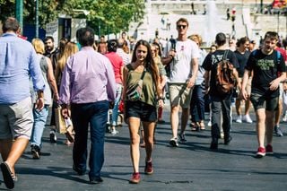 pessoas andando pela rua