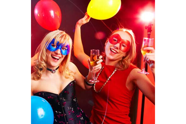 duas meninas usando máscaras e dançando em uma festa