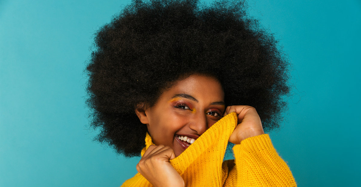 Foto: O cabelo curto cacheado também fica lindo com acessórios como faixa  colorida - Purepeople