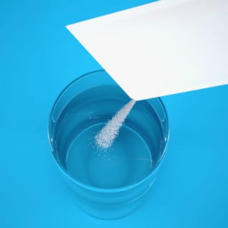 Cloreto de magnésio sendo diluído em água - Foto: Getty Images