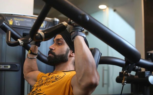 homem fazendo exercícios na academia
