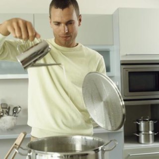 Homem cozinhando
