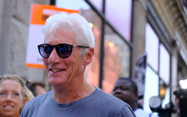 Ator Richard Gere sorrindo
