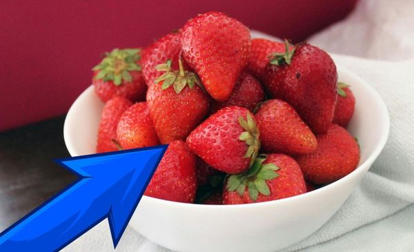 Morango em uma tigela branca