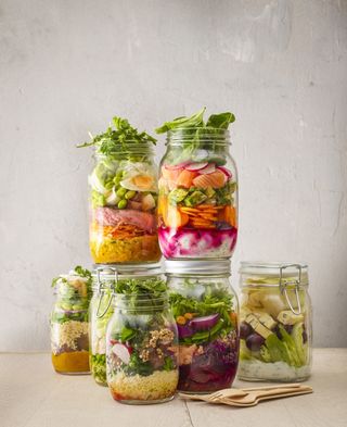 Frascos de vidro com saladas dentro