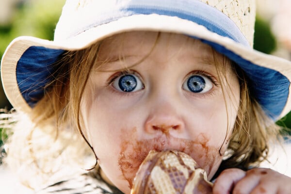 Bebê comendo sorvete
