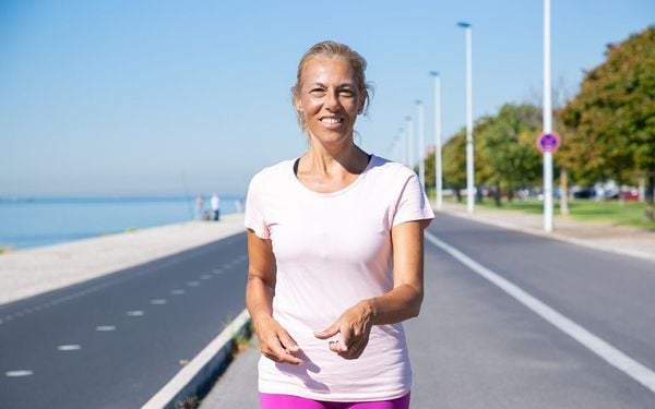 mulher com mais de 50 anos fazendo caminhada