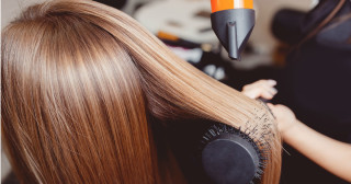 Escova progressiva mais ácida é mais prejudicial ao cabelo, afirma estudo