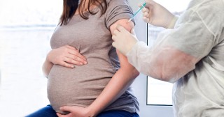 Vacina contra COVID-19 em grávidas (foto: shutterstock)