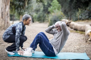 2 melhores exercícios de abdômen para quem passou dos 60 - Minha Vida