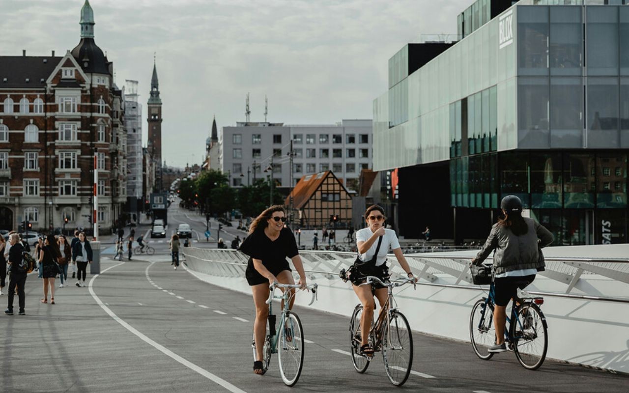 foto de mulheres andando de bicicleta na rua