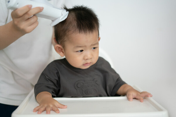 Raspar o cabelo do bebê ou da criança faz os fios crescerem mais?