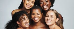 Cinco mulheres com diferentes texturas de cabelo