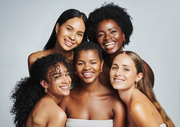 Cinco mulheres com diferentes texturas de cabelo