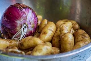 Cebola em cima de batatas -&nbsp;Tim M Lanthier/GettyImages