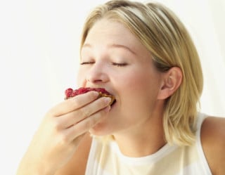 Mulher comendo doce 