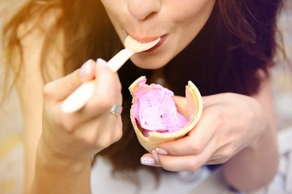 menina comendo sorvete