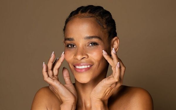 mulher com mais de 40 anos tocando no rosto