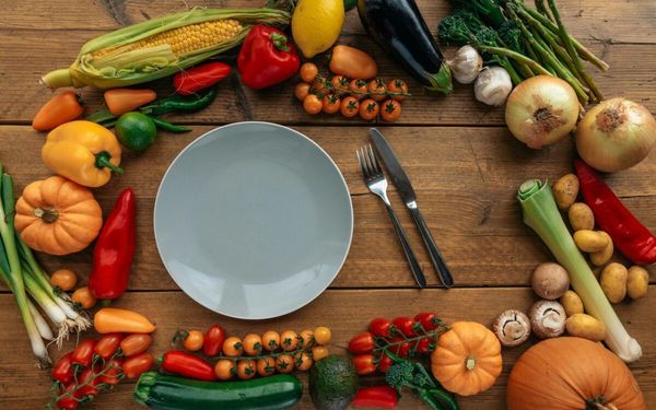 mesa com vários legumes, frutas e verduras