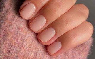 unhas pintadas com base fortalecedora