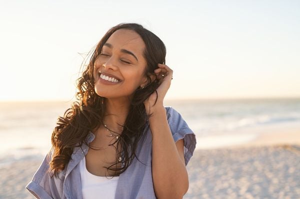 Mulher sorrindo na praia