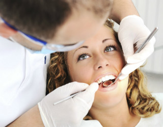 Mulher no consultório do dentista para tratar Abscesso dentário