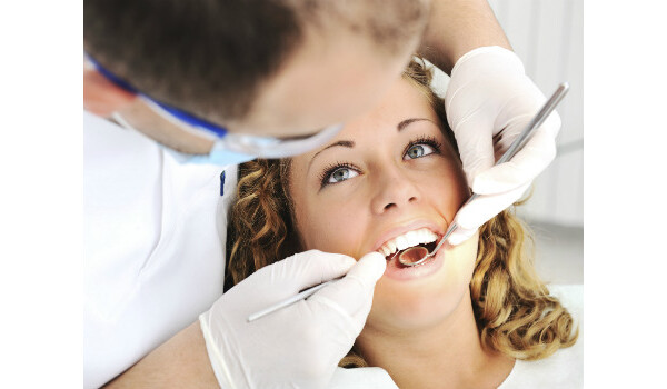 Mulher no consultório do dentista para tratar Abscesso dentário