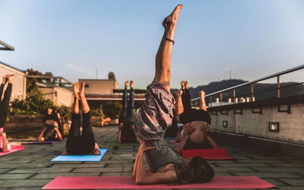 mulheres fazendo yoga