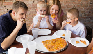 família comendo pizza - Foto Getty Images