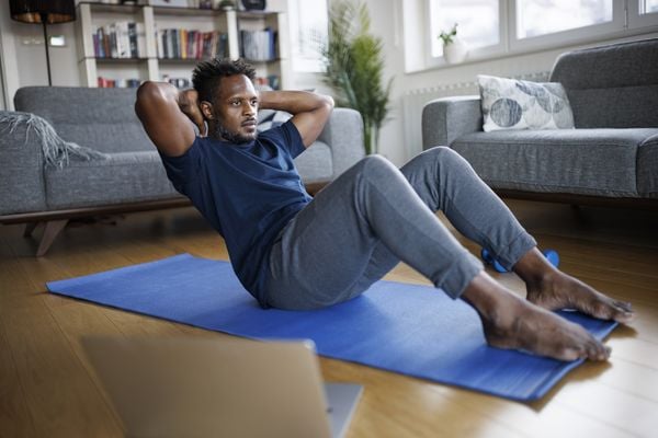 Homem fazendo abdominais em casa